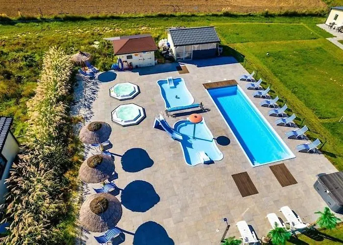 Comfortable Homes With A Pool 度假居